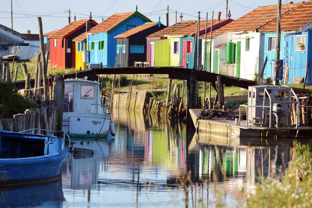 Les cabanes ostréicoles, aujourd'hui ateliers d'artistes au Chenal de la Baudissière. ©OleronMag