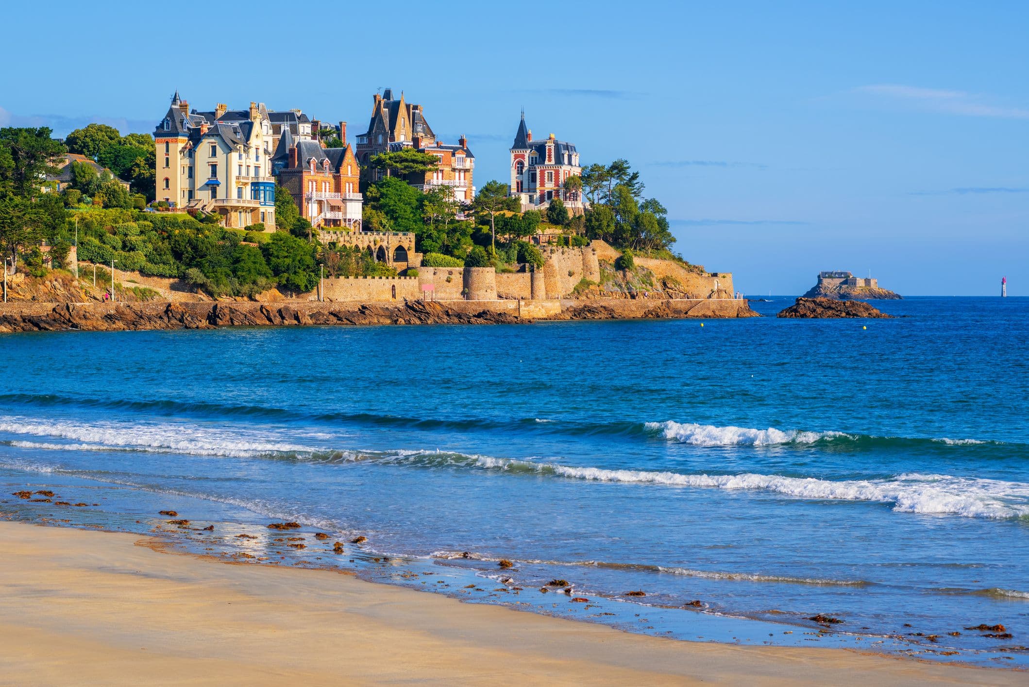 Villas Belle Epoque sur la plage de Dinard. ©Xantana