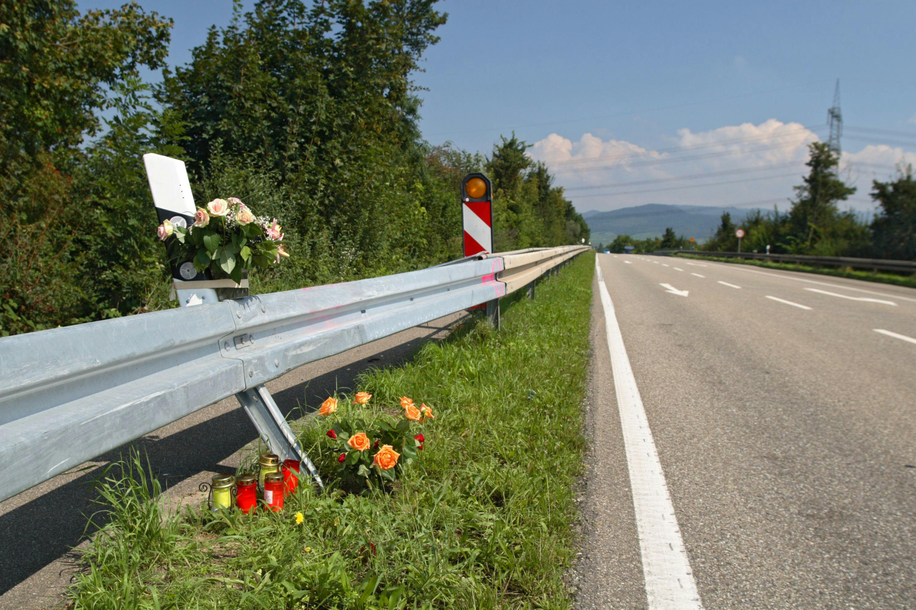 Des fleurs installées au bord d'une route après un accident mortel