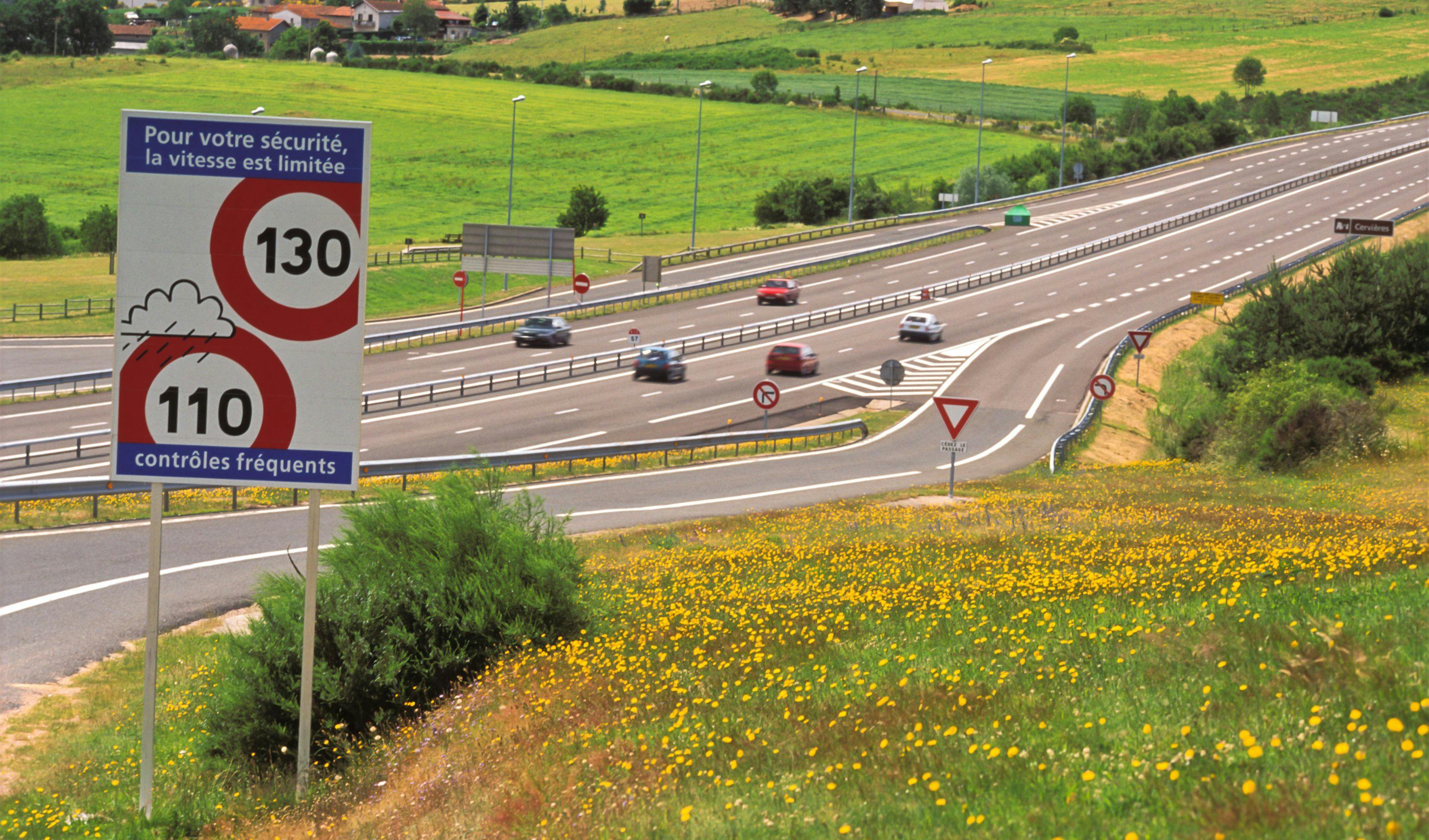 Un panneau de limitation de vitesse indiquant que la vitesse est limitée à 130 km/h ou 110 km/h