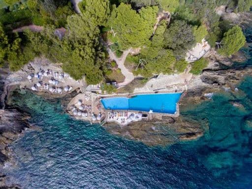 Piscine d'eau de mer de l'Hôtel Provençal, sur la Presqu'île de Giens. ©Hôtel Provençal