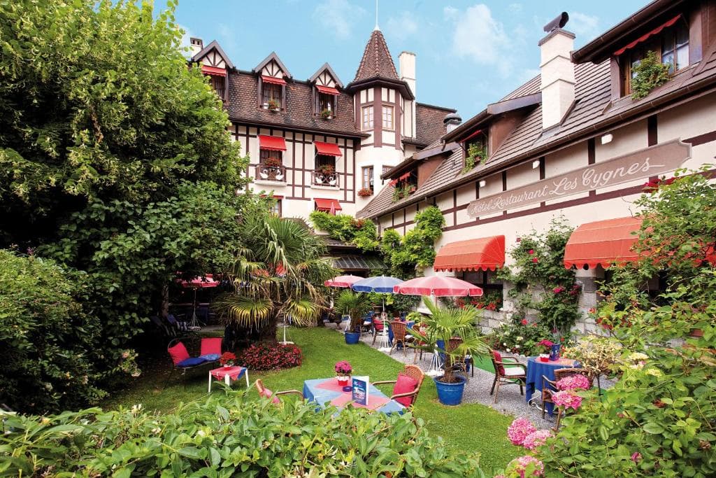 L'hôtel les Cygnes, en bordure du Leman à Evian-les-Bains. ©HôtelLesCygnes