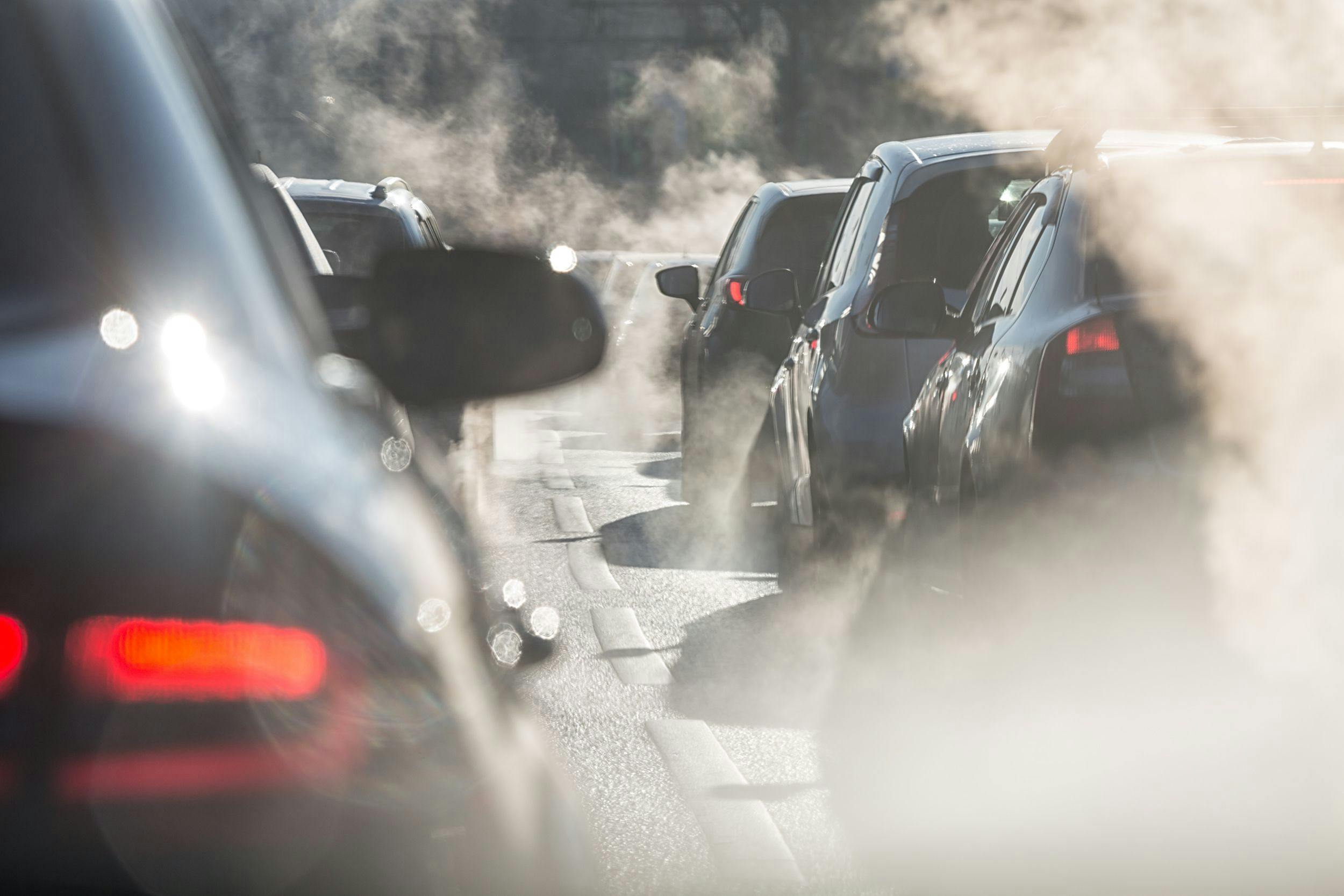 Des voitures émettent des polluants dans un embouteillage.