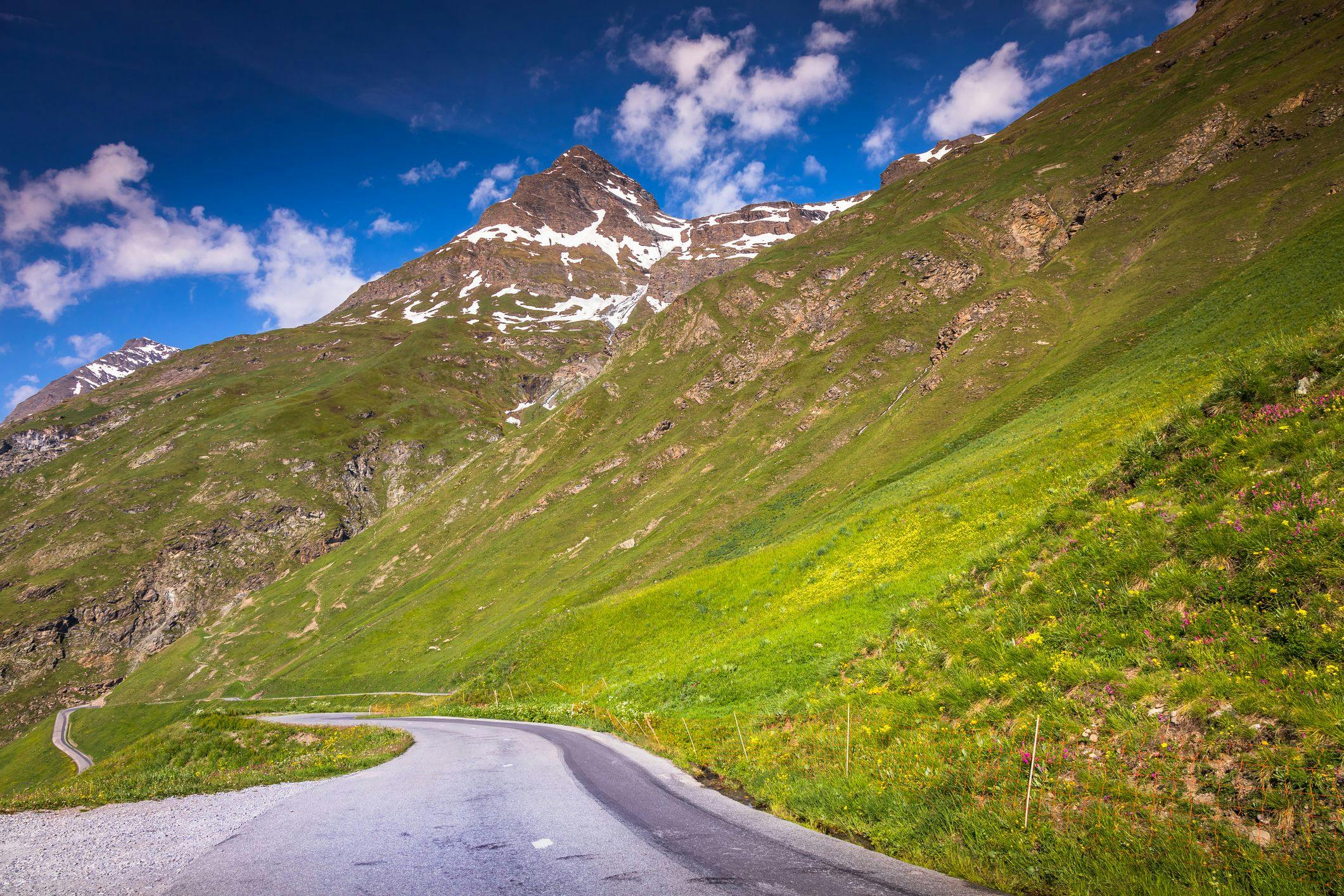 Les routes de montagne sont sinueuses dans le Parc national de la Vanoise.