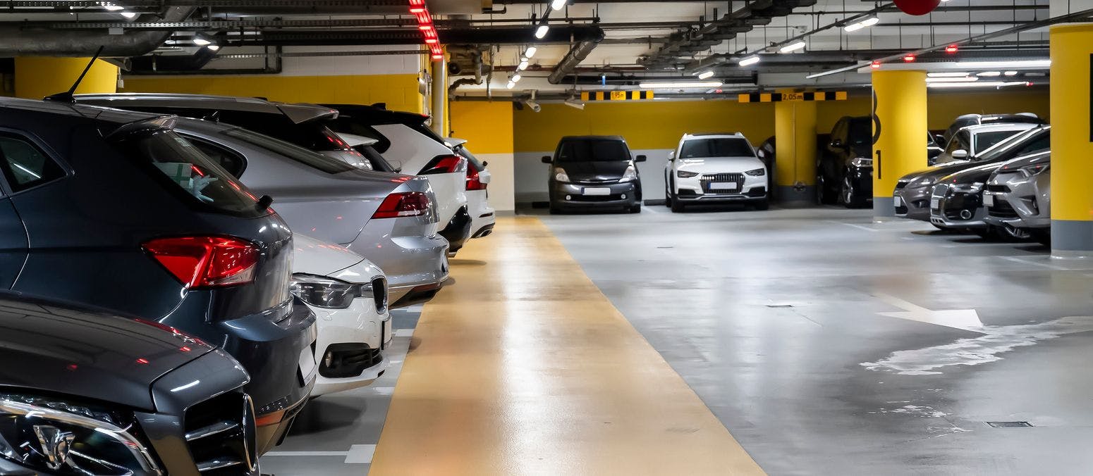 Des voitures garées dans un parking souterrain