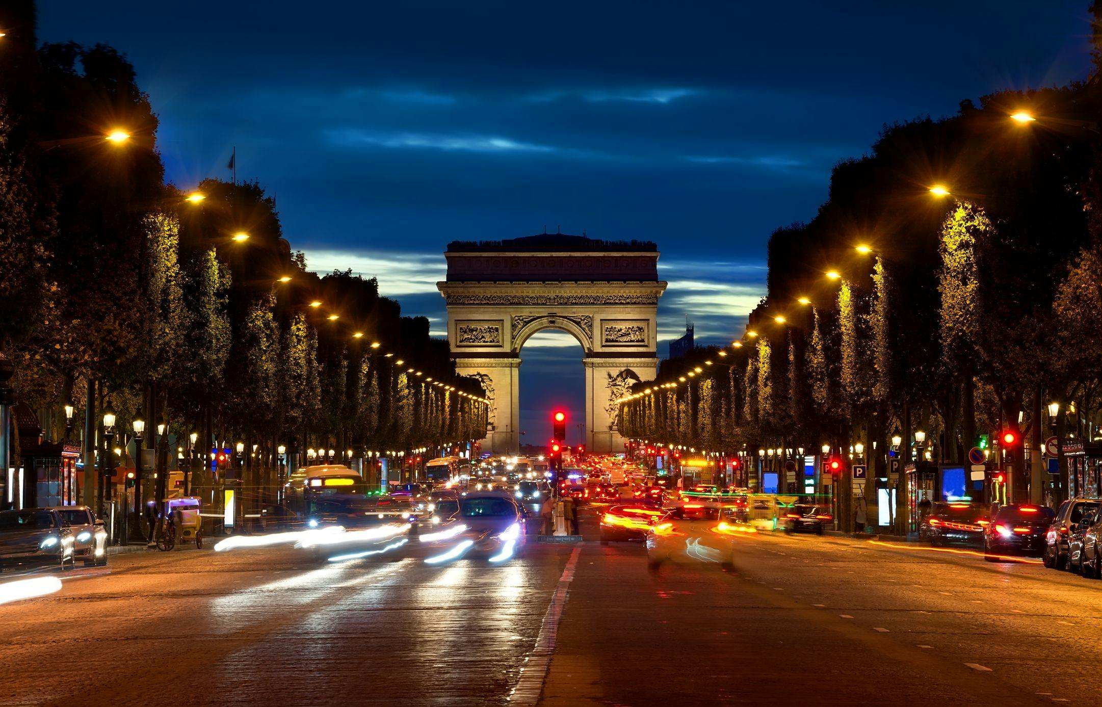 Les Champs Elysées à Paris, concernés par la ZFE du Grand Paris