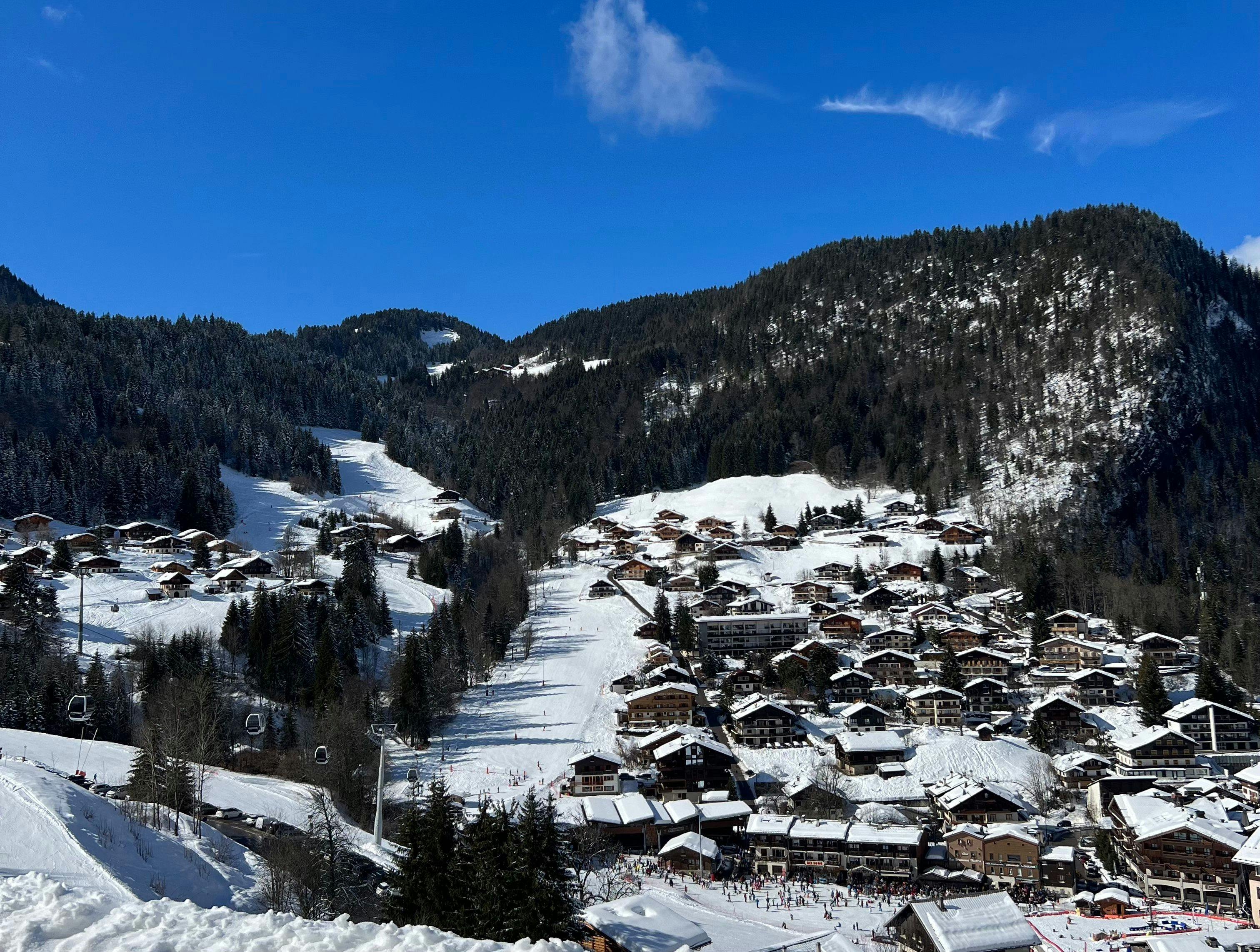Le village de La Clusaz sous la neige