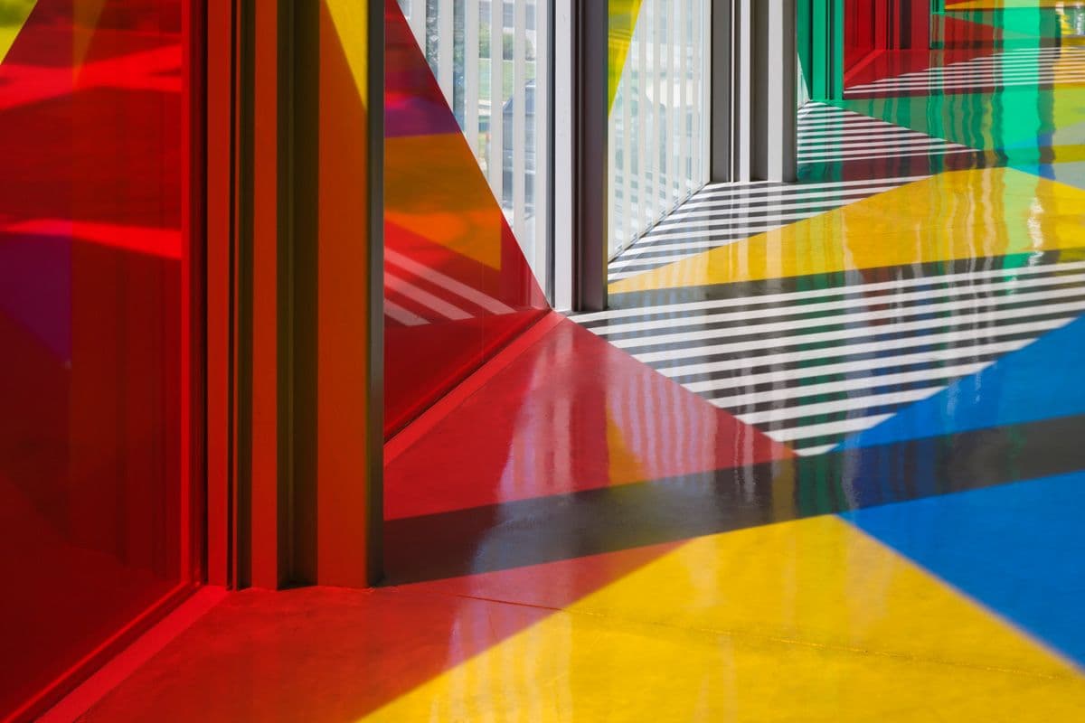 Couleurs pop et oeuvres surdimensionnées au Musée Régional de l'Art Contemporain de Serignan. ©MRAC