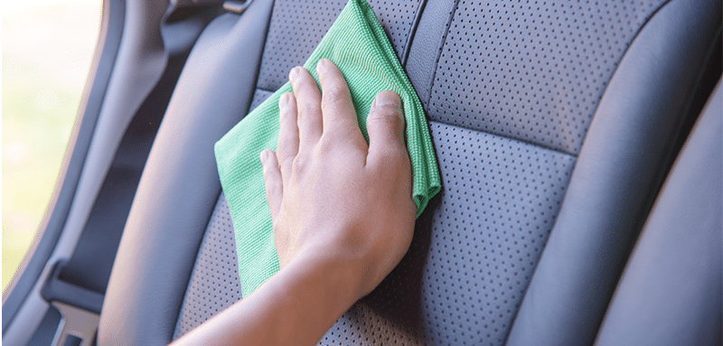 Comment nettoyer des taches sur un siège de voiture ?