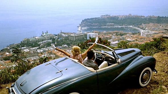 La Grande Corniche, avec Grace Kelly sur le tournage de La Main au Collet, d'Alfred Hitchcock © Cinéplus
