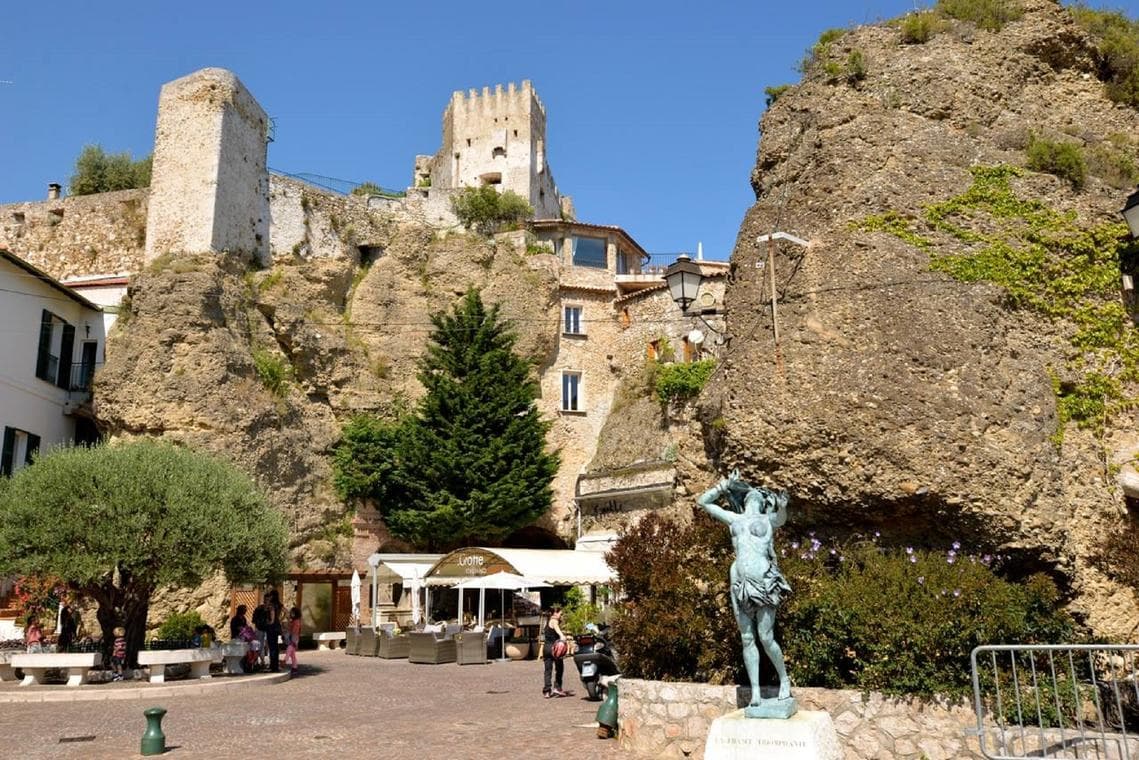 Terrasse de la Grotte et l'Olivier © Menton Riviera