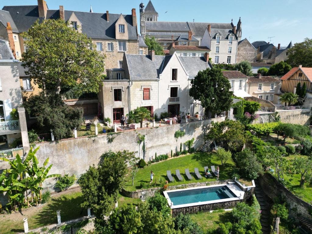 Le Petit Thouars, maison d'hôtes nichée au coeur de Thouars, est un havre de beauté artistique. ©Au Petit Thouars
