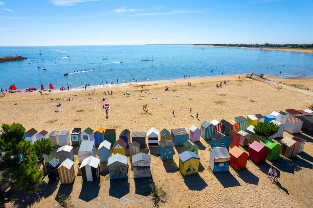 La Plage de la Boirie et ses cabines de plages aux mille couleurs. ©Arthur Habudzik