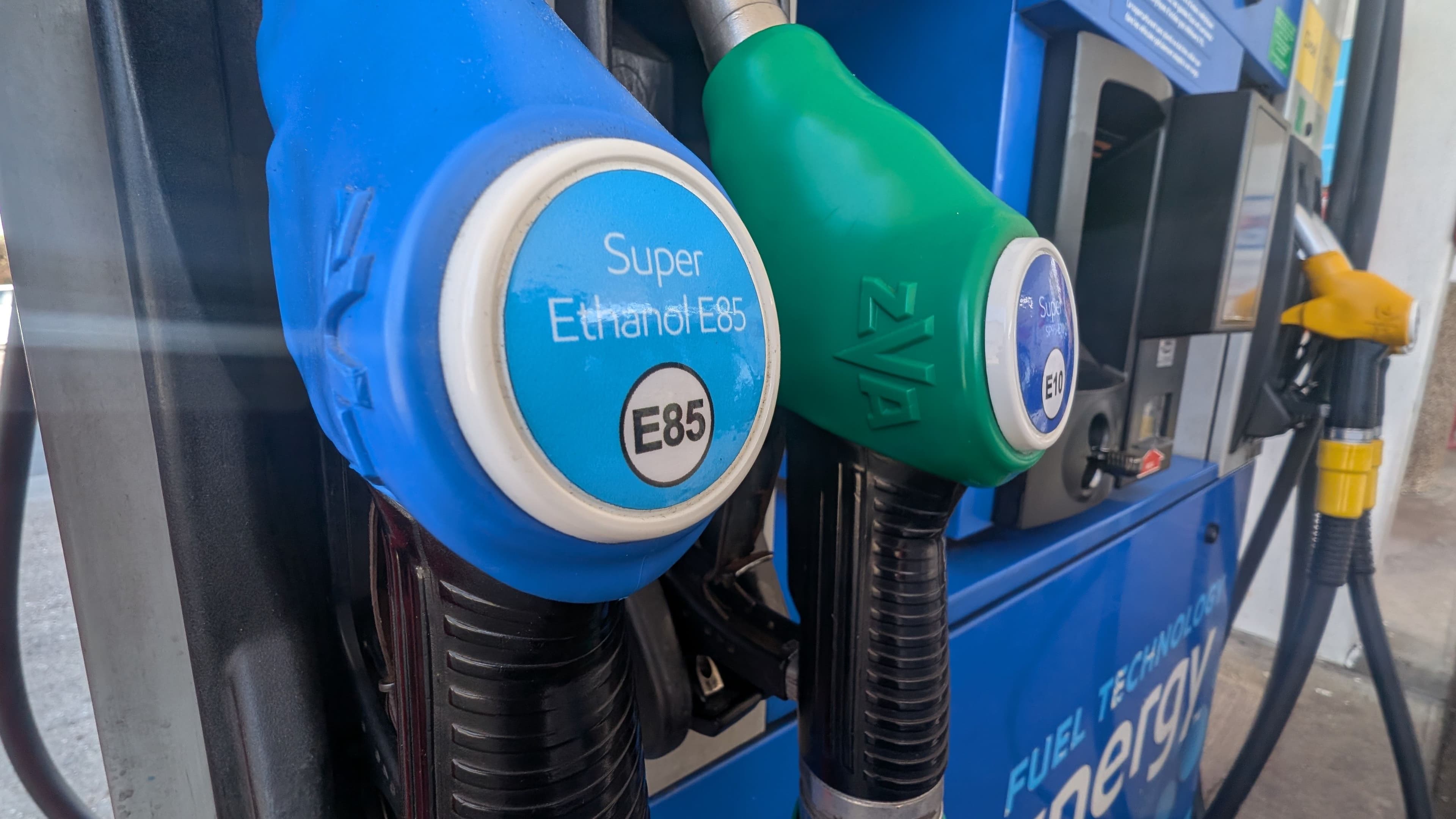 Une pompe de superéthanol E85 de couleur bleue dans une station essence