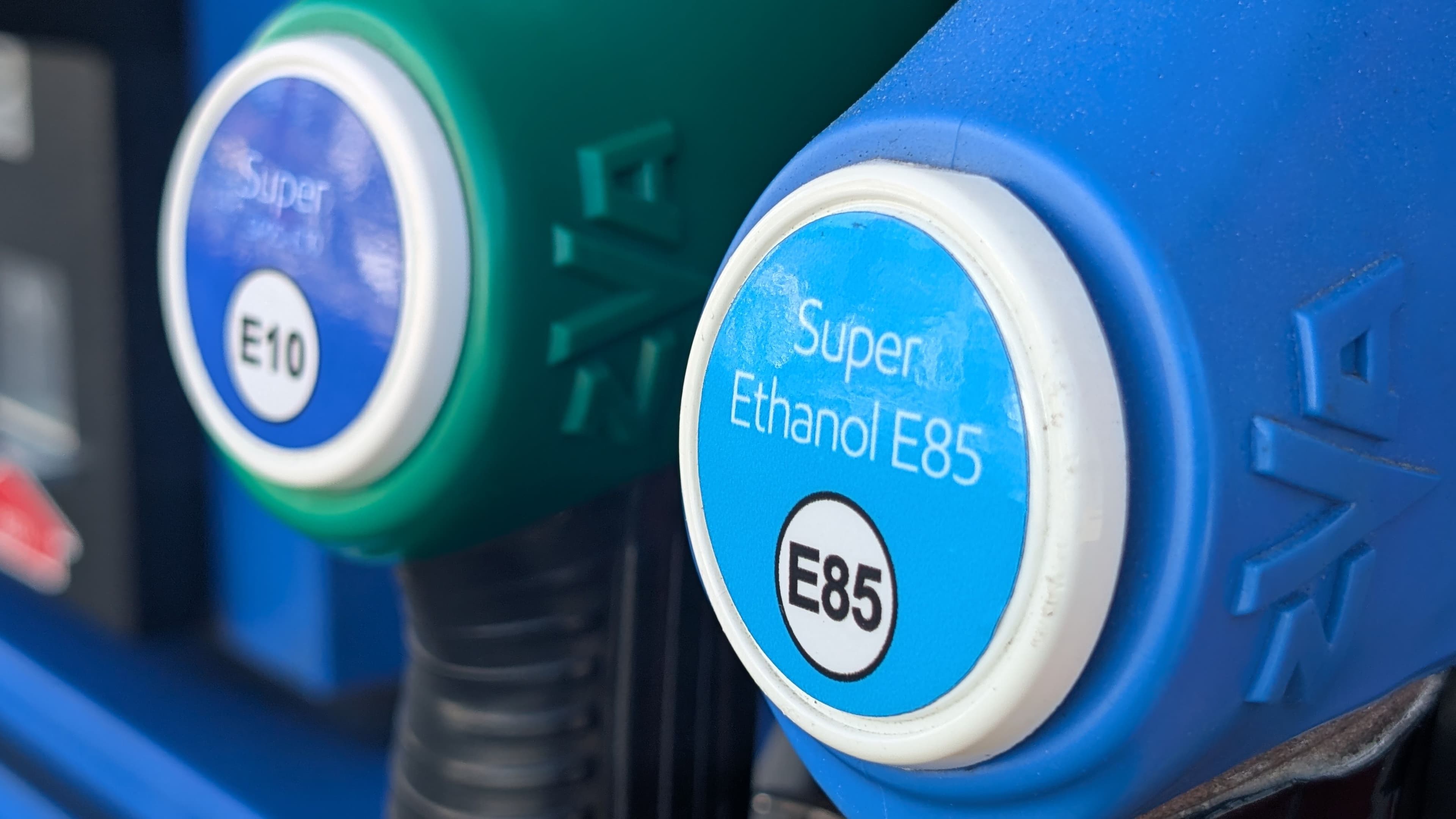 Zoom sur une pompe de couleur bleue indiquant Superéthanol E85 dans une station service