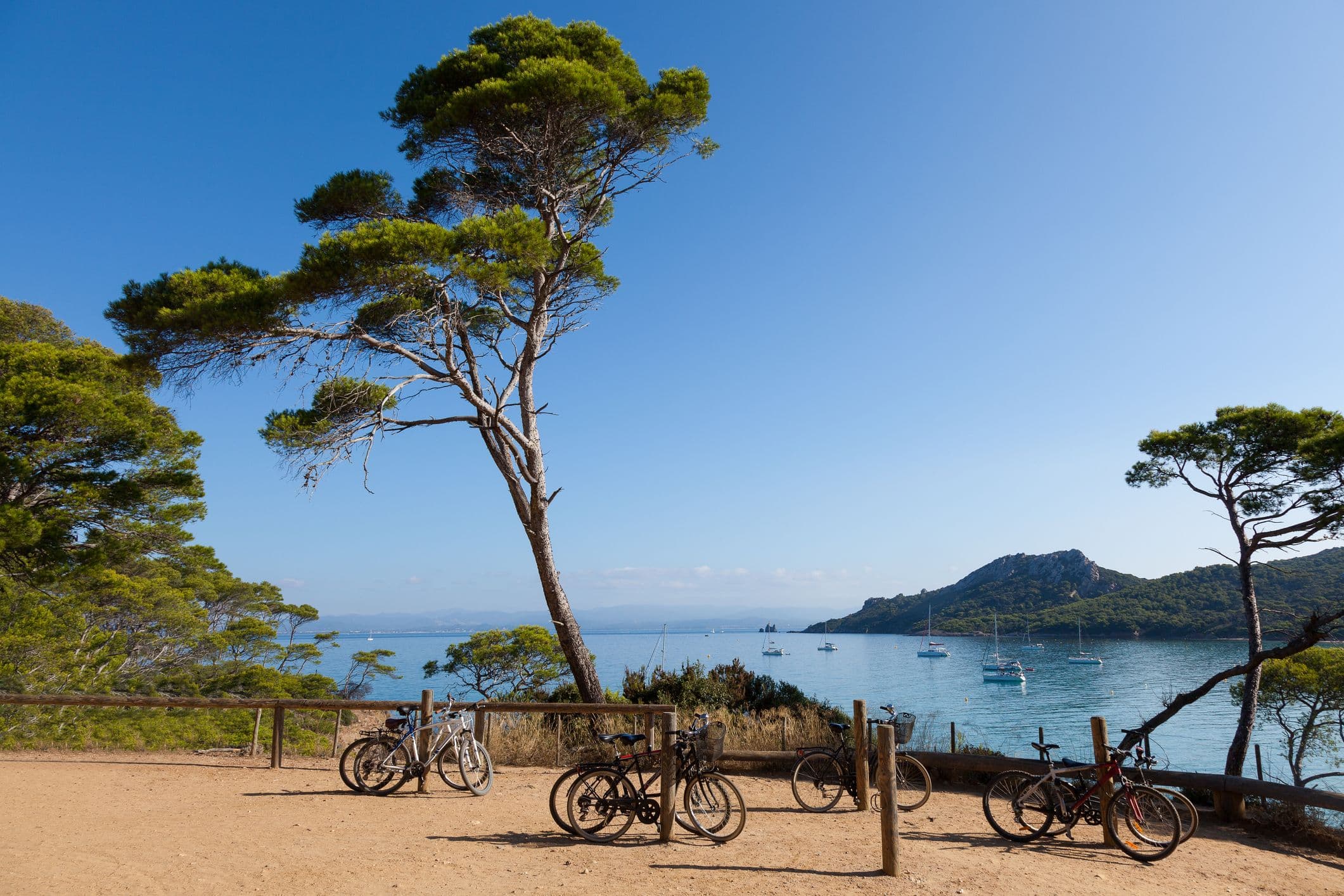 Baladez-vous à vélo le long des sentiers de Porquerolles ! ©sam74100