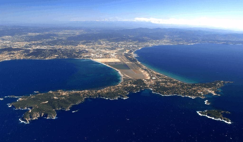 Vue aérienne de la Presqu'île de Giens.