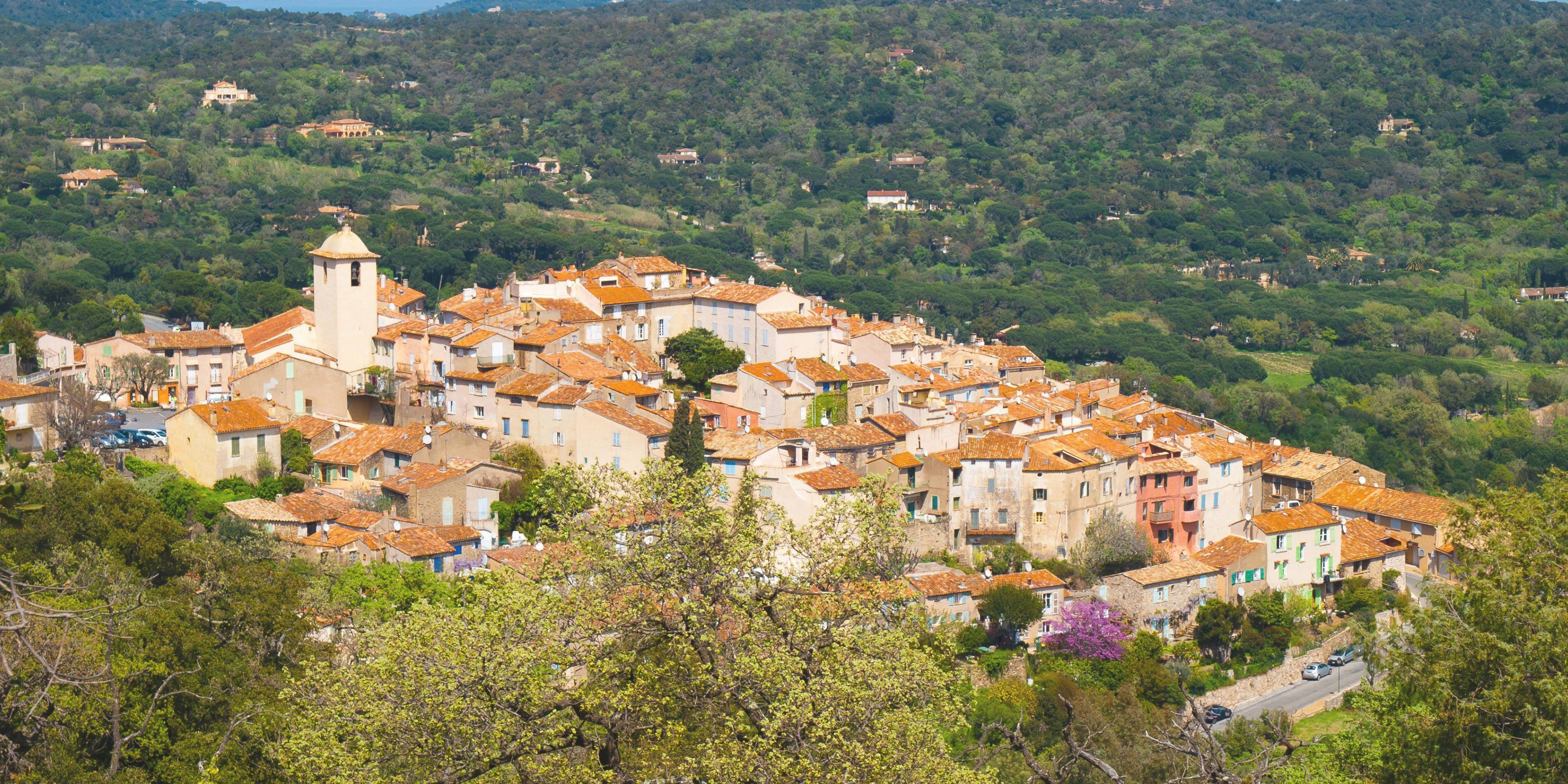Le village de Ramatuelle, surplombant les hauteurs du Golfe de Saint-Tropez.