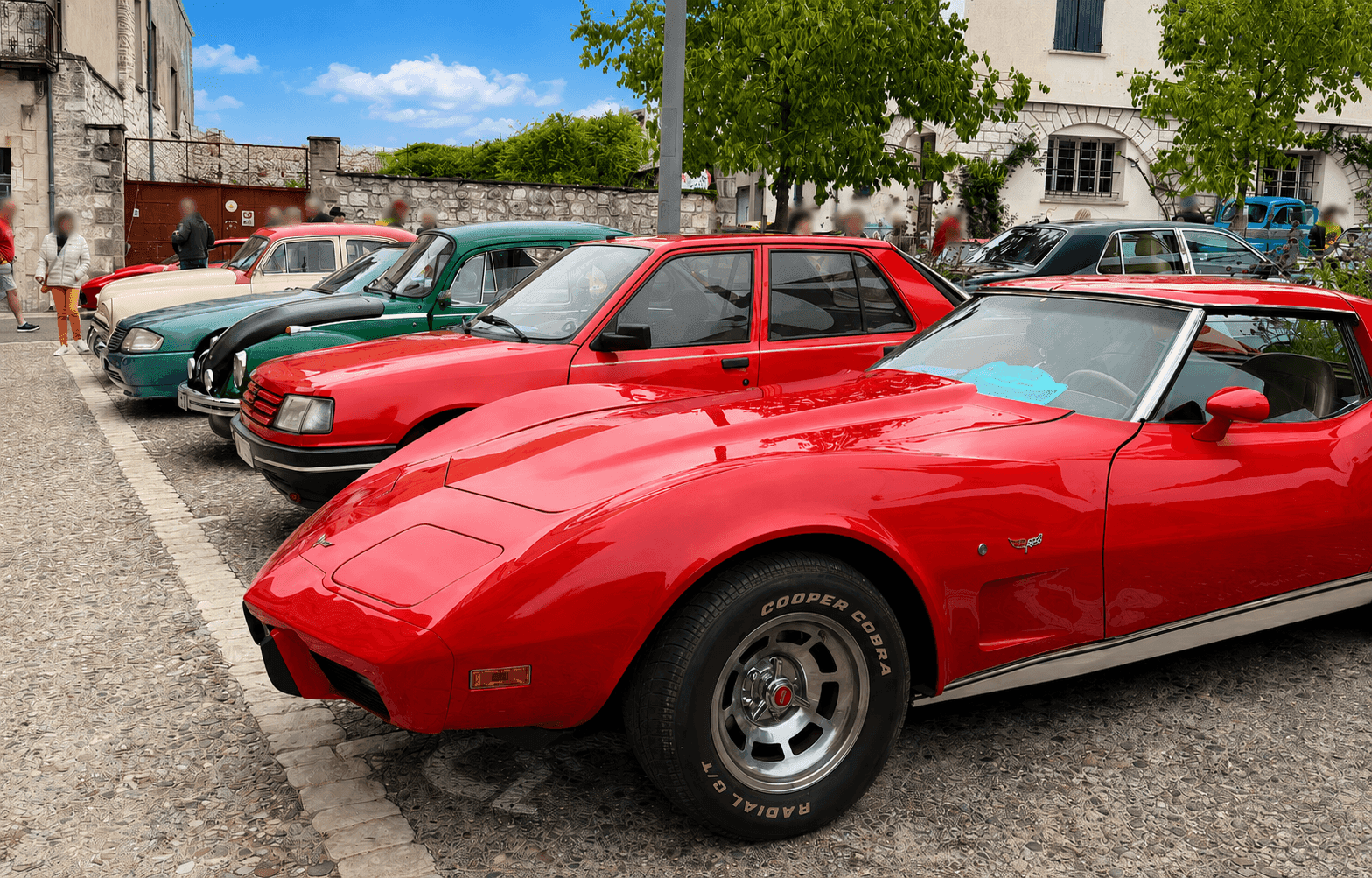 Voitures anciennes lors d'un rassemblement le week-end.