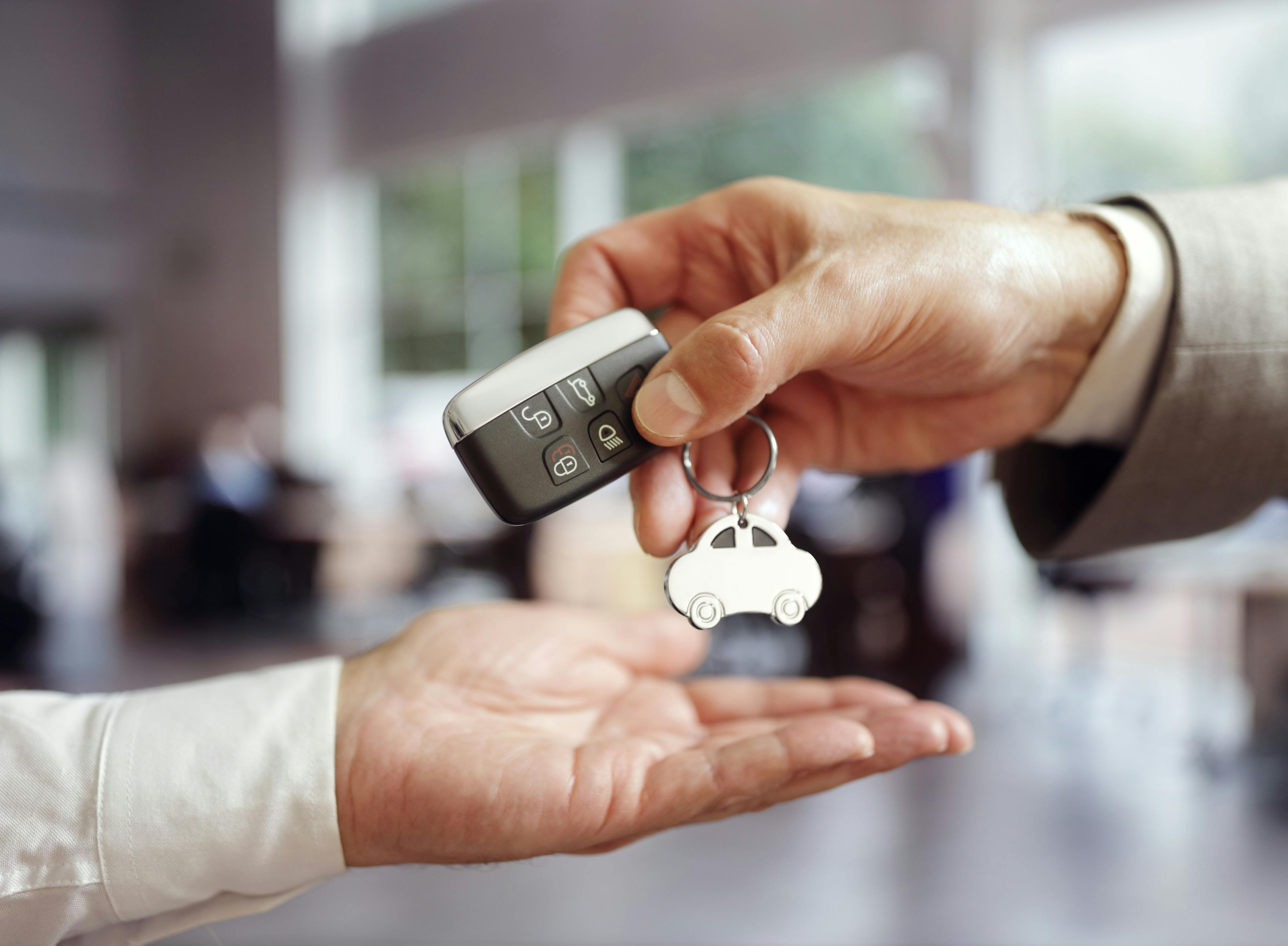 un client reçoit ses clés de voiture après achat ou location