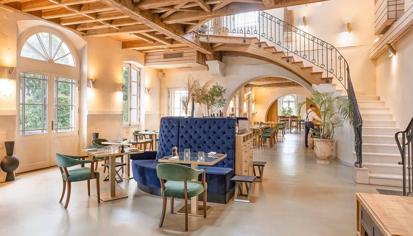 Déjeunez dans le cadre majestueux de l'hôtel La Nauve, dans son restaurant la brasserie des flâneurs. ©CollectionAlmae