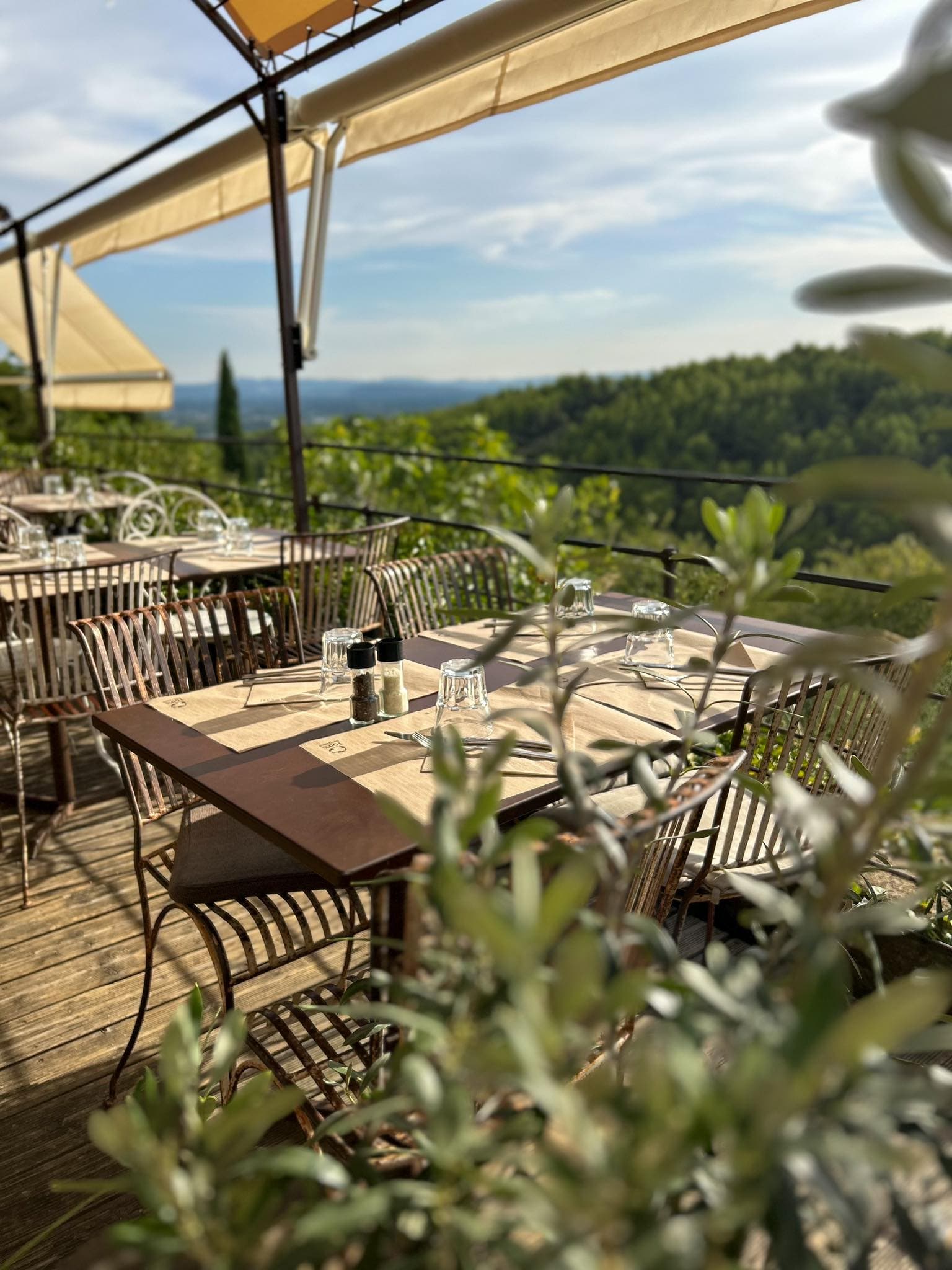 La terrasse avec vue panoramique sur la nature du Luberon. ©Haut Perché