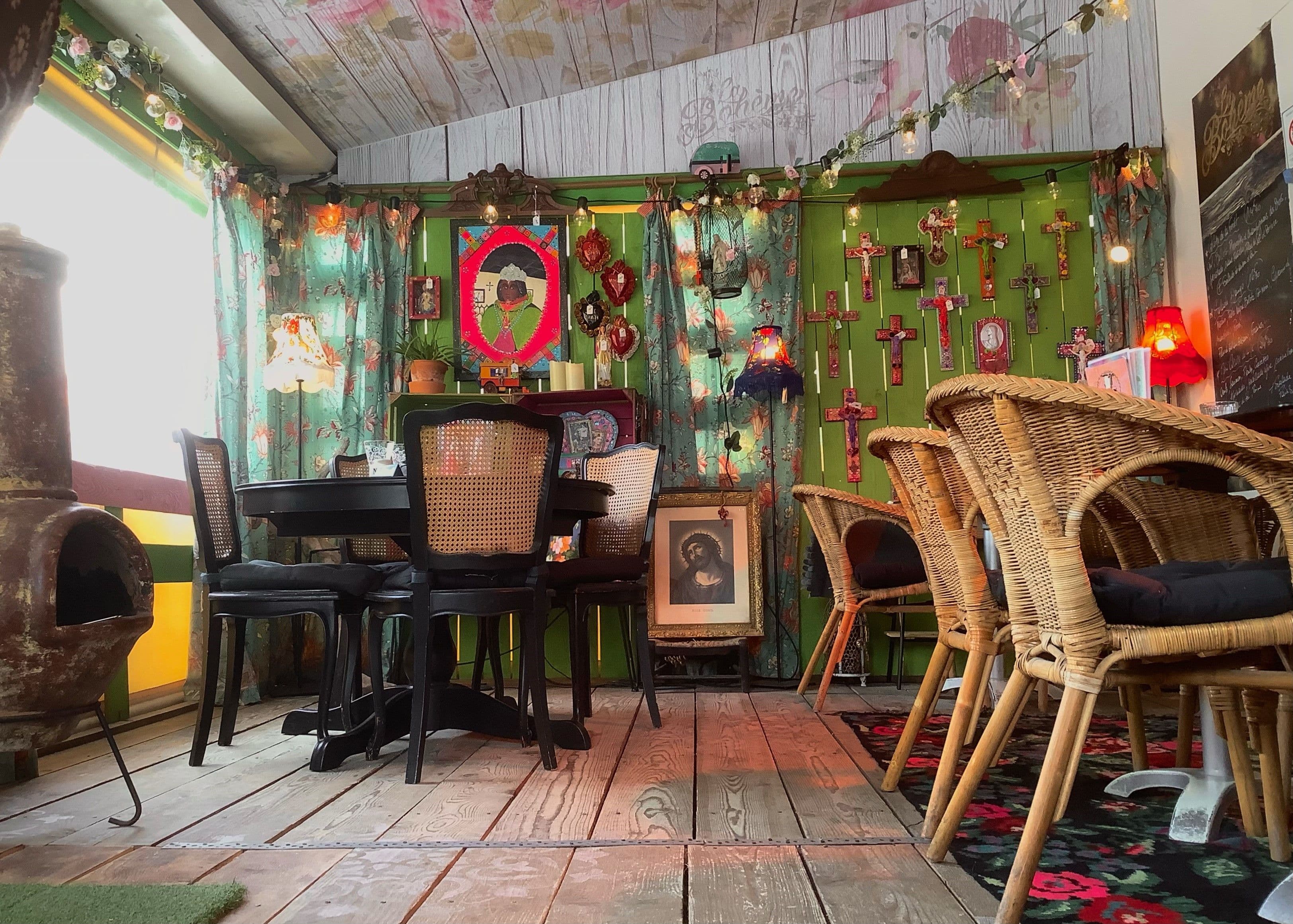 Décoration gypsy et assiettes végétariennes à l'honneur du restaurant La Bohème de Saintes-Maries-de-la-Mer. ©OT PACA