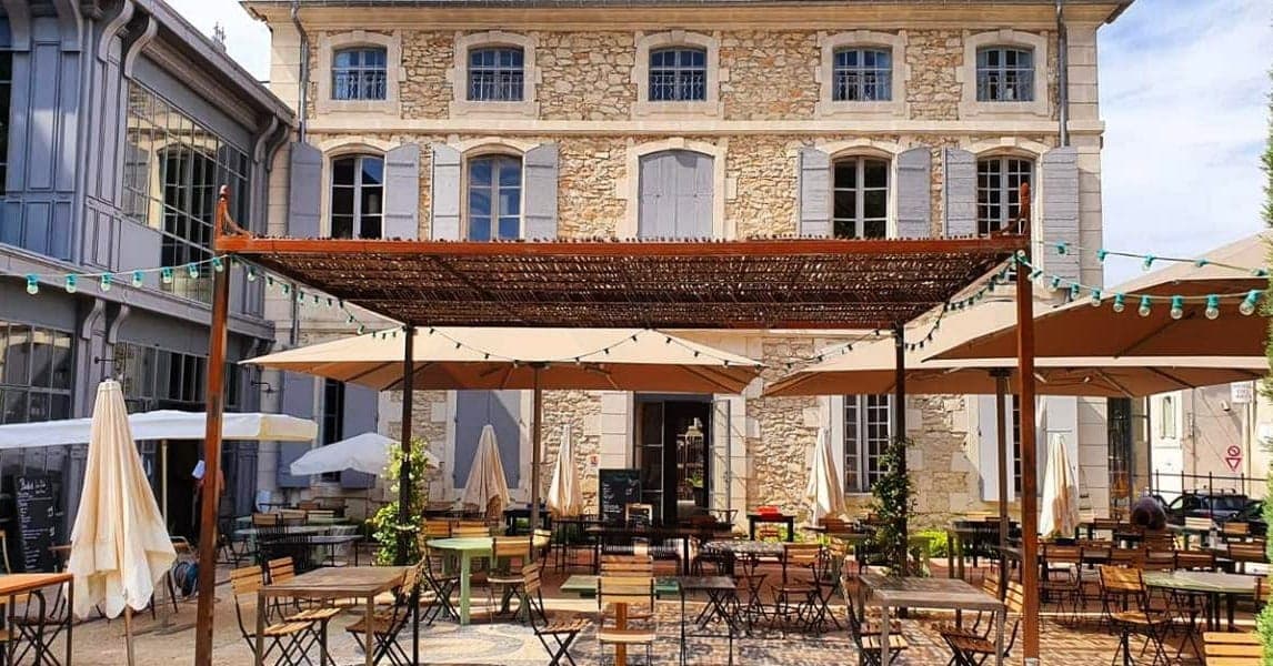 La terrasse du concept store d'art culinaire. ©Restaurant les pieds dans l'eau