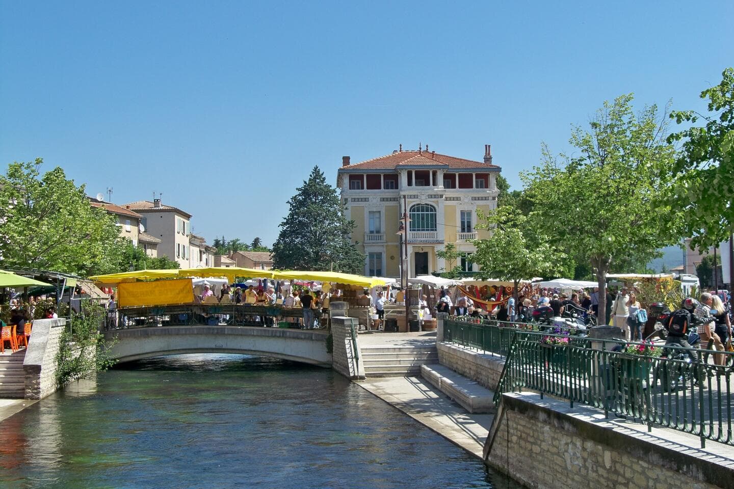 Village des Antiquaires à l'Ile sur la Sorgue. ©Provence