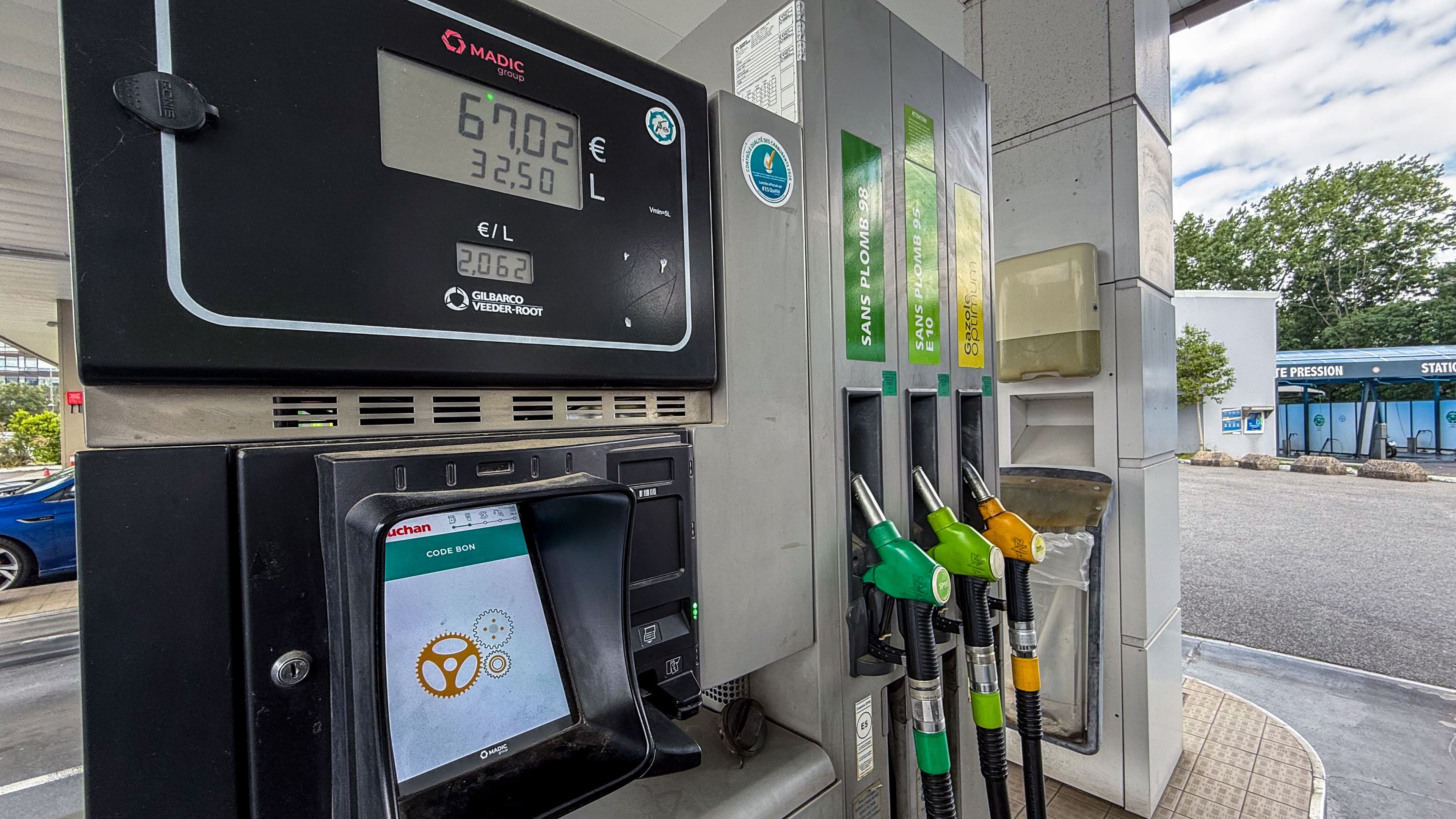 Image d'un totem avec le prix indiqué au litre dans une station-service.