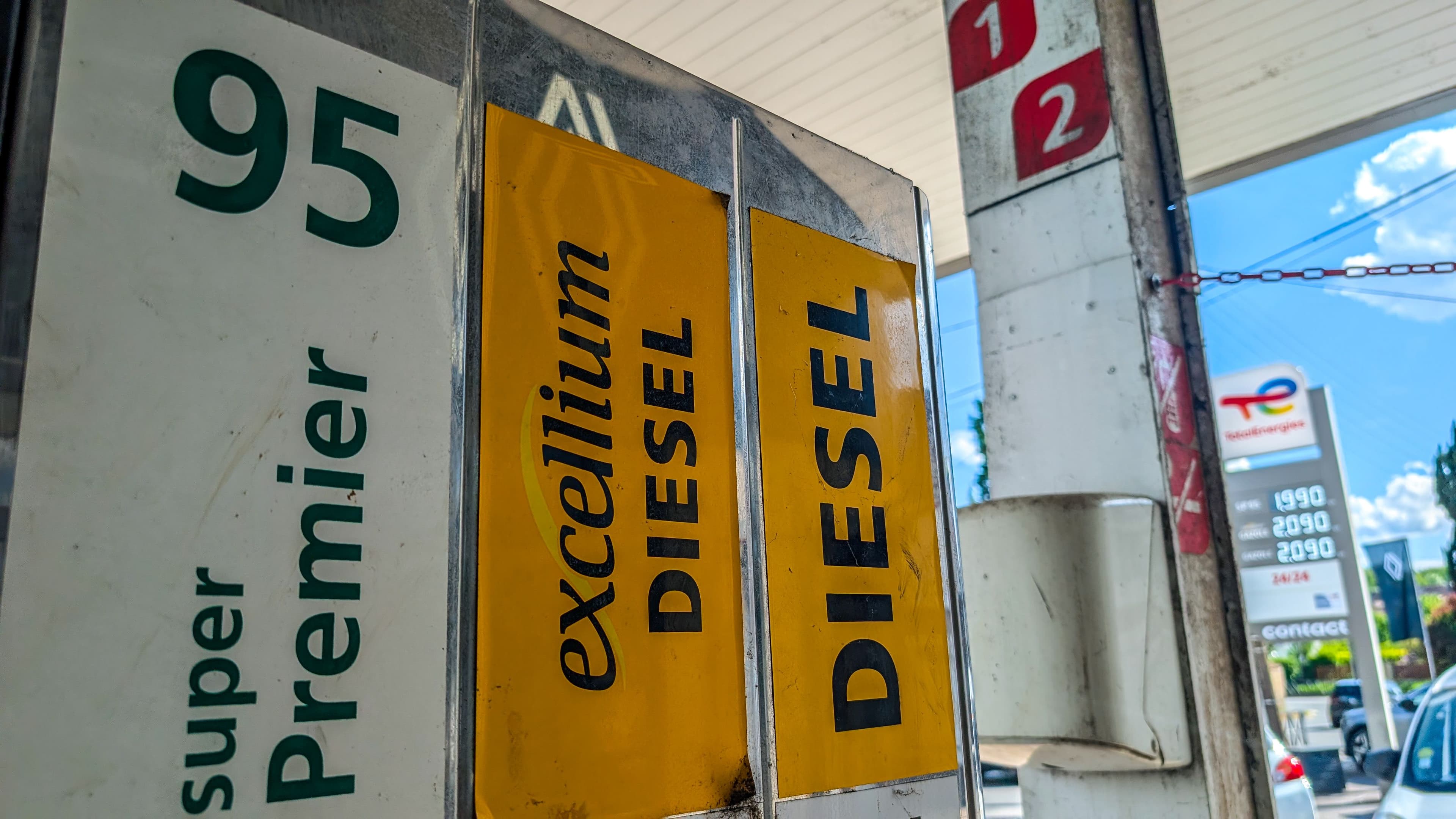 Panneaux des carburants sur les totems dans une station-service.