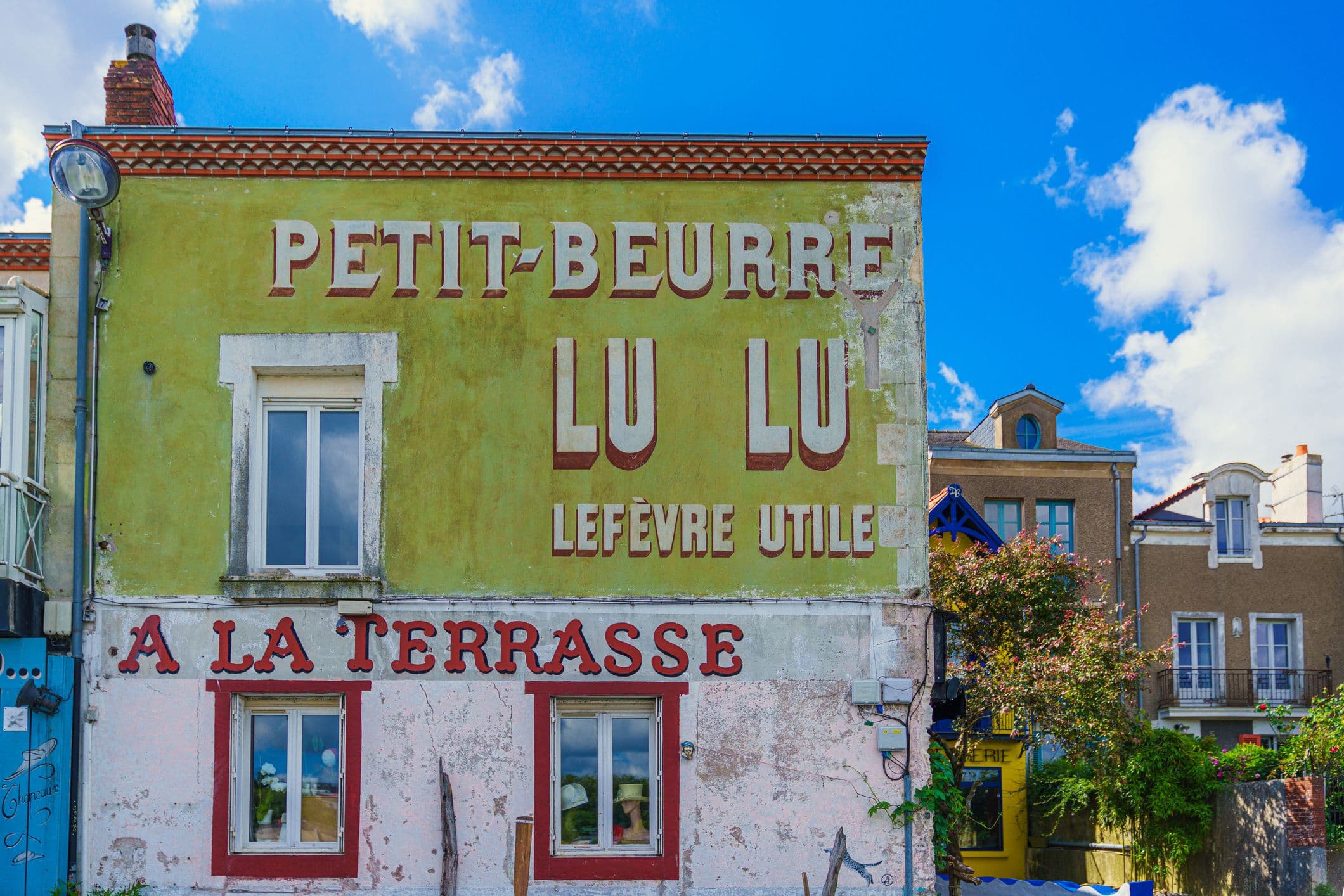 Murs colorés, fresques patinées et détails amusants : bienvenue à Trentemoult ! ©Sergi Formoso