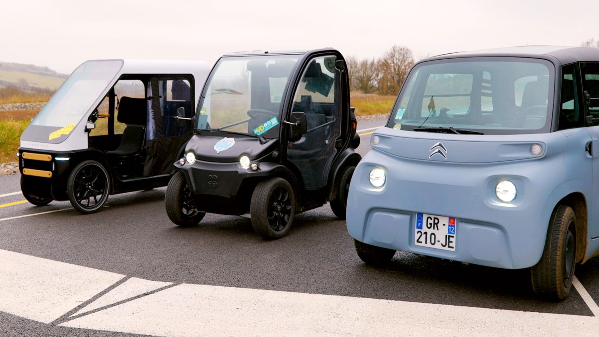 trois véhicules intermédiaires alignés