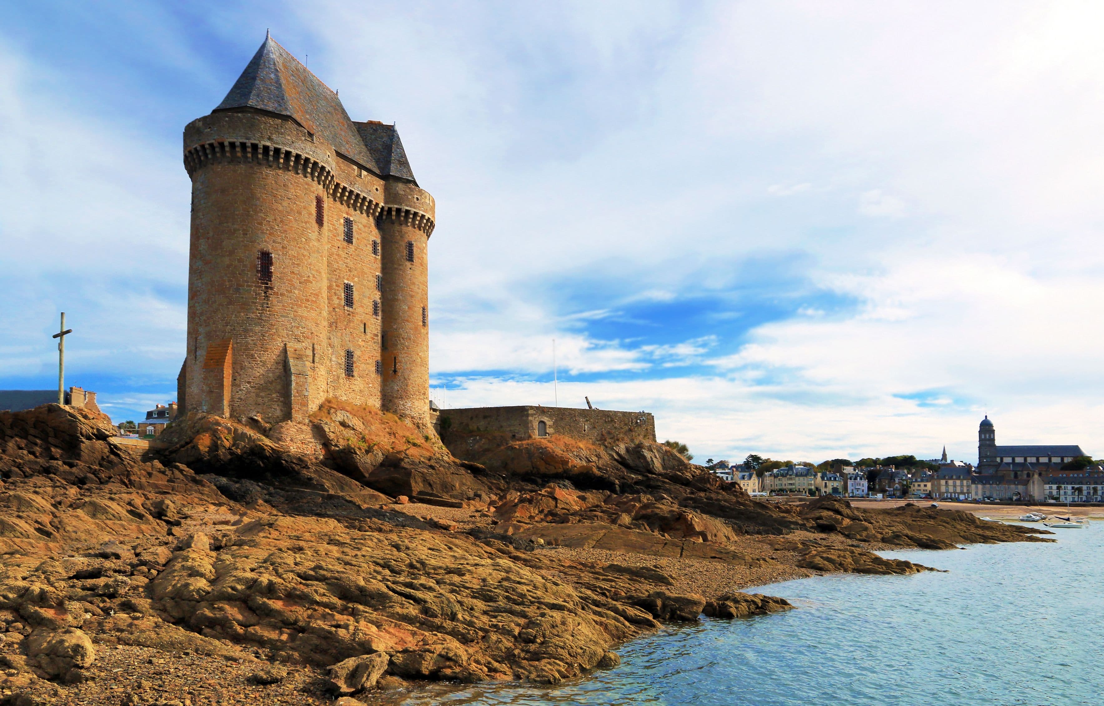 Plage Saint-Père et la Tour Solidor. ©Max Labeille