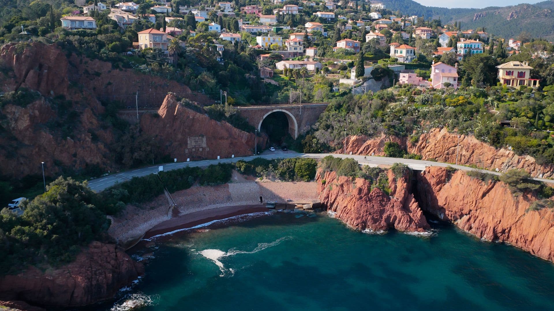 Vue aérienne de la route de la Corniche d'Or avec ses roches rouges et la mer Méditerranée